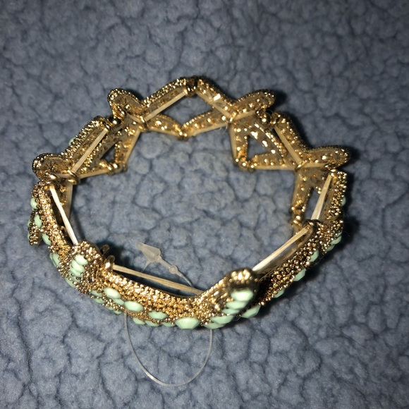 NWOT Gold Starfish Bracelet - Picture 3 of 4